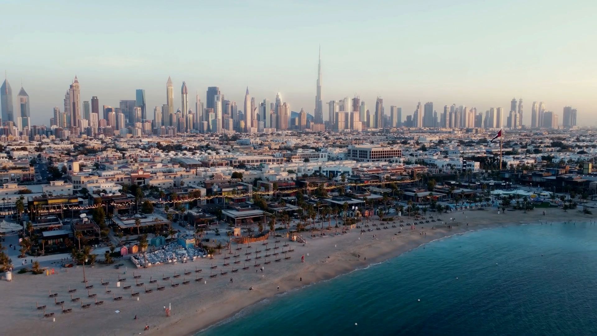 Vista aerea della costa di Dubai con lo skyline al tramonto